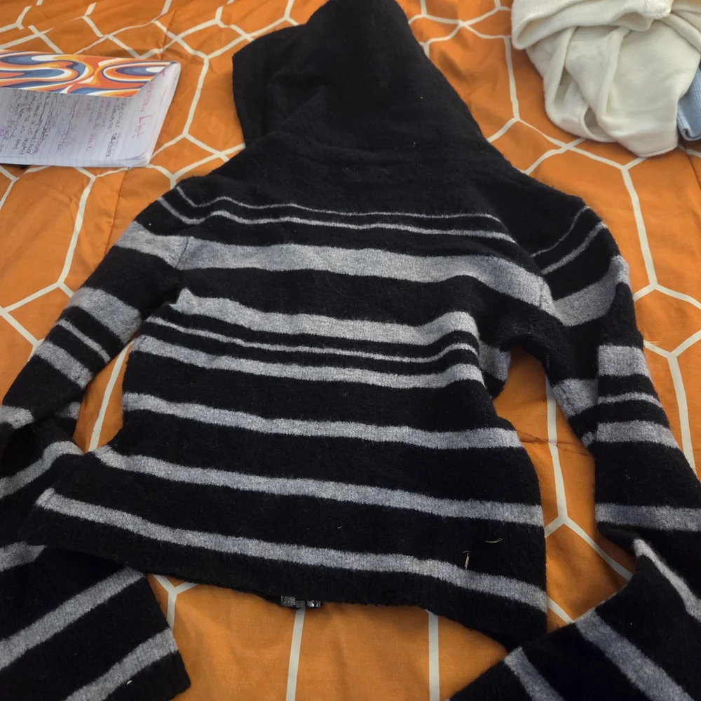 Y2K US 3 Black Gray Hooded Zip Sweater Size Large Flare Sleeve 2000s Vintage
